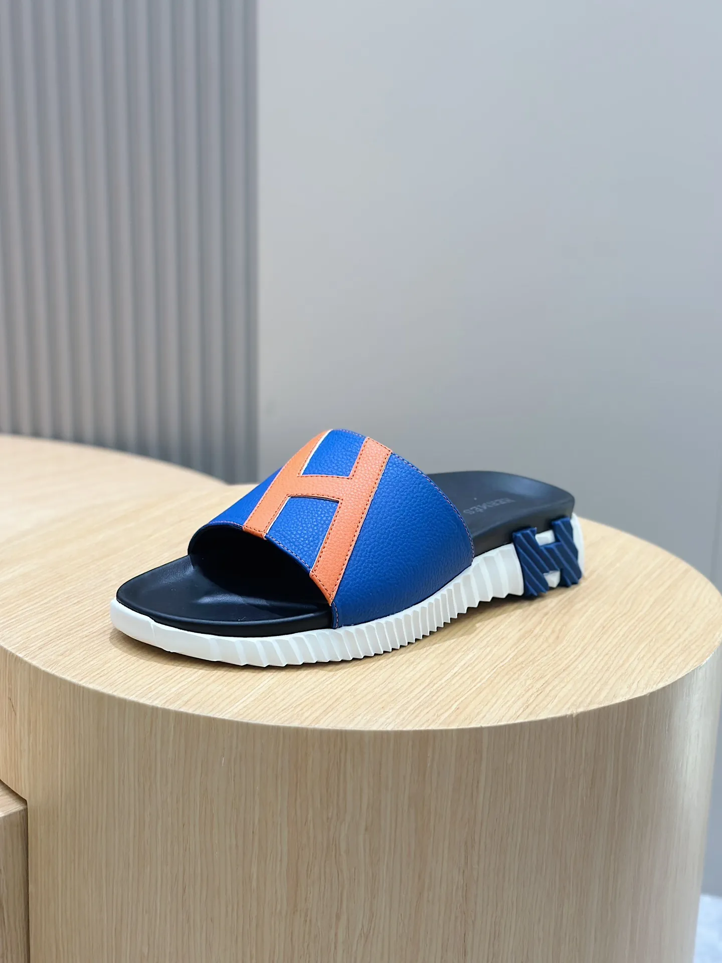 Factory price: 360💰Hermès [HERMÈS] Top Herme*H Home Hermès Men's Sandals and Slippers-Original Reproduction. Purchase the original version and make it one to one. The outsole is privately molded. The color of the outsole corresponding to each color is the same as the original version. Come to those who know the stuff 💪 The ultra-light soles are designed in contrasting colors, and they feel so comfortable on your feet! Calfskin, cowhide feet, private model outsole. Size: 39-44 (customized at 38.45)